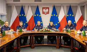 policjanci siedzą przy stole w trakcie spotkania