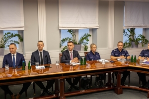 policjanci siedzą przy stole w trakcie spotkania