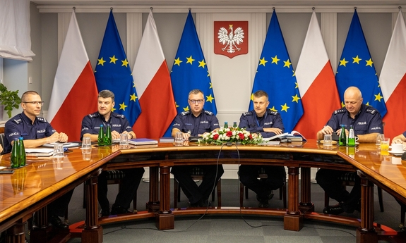 uczestnicy spotkania siedzą przy stole