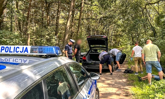 policjanci przeszukują pojazd