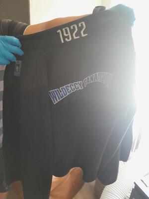 policjanci trzymają bluzę