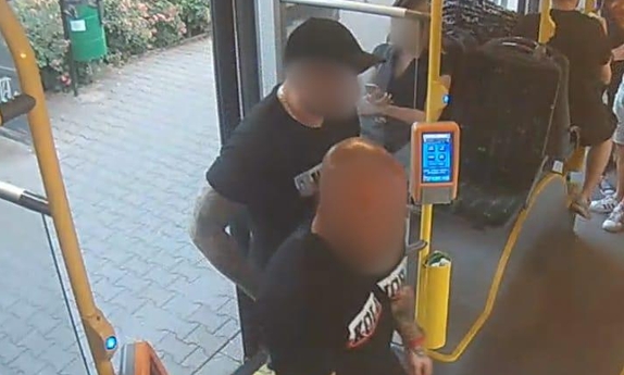 Stopklatka z nagrania monitoringu autobusowego