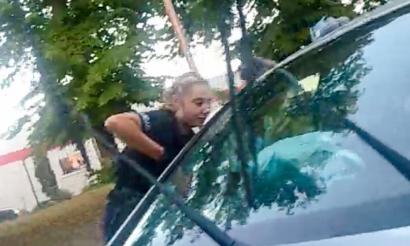 policjantka przy samochodzie