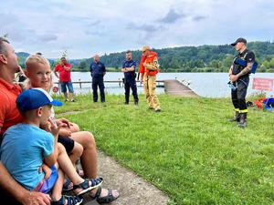 policjanci rozmawiają z dziećmi o bezpieczeństwie nad wodą