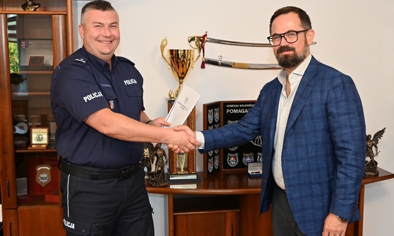 I Zastępca Komendanta Wojewódzkiego Policji, Naczelnik Zarządu w Rzeszowie CBZC oraz przedstawiciel wykonawcy podczas spotkania i podpisania umowy