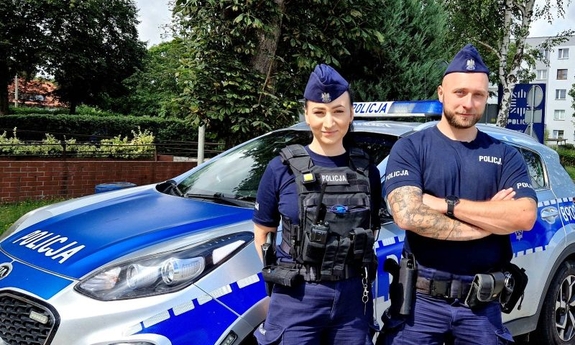 dwójka policjantów, którzy uratowali życie nieprzytomnemu mężczyźnie przy radiowozie