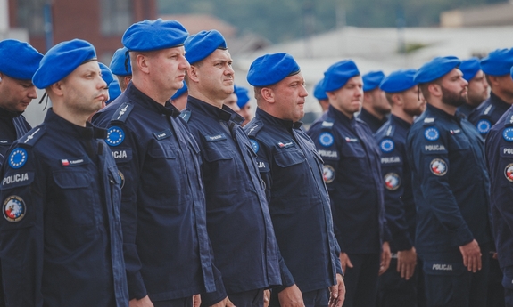 funkcjonariusze JSPP stoją w szeregu podczas uroczystości