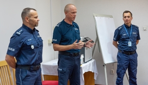 grupa policjantów w trakcie szkolenia w Centrum Szkolenia Policji w Legionowie