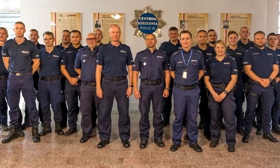 zdjęcie grupowe policjantów w trakcie szkolenia w Centrum Szkolenia Policji w Legionowie
