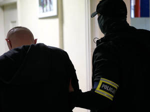 policjant z zatrzymanym