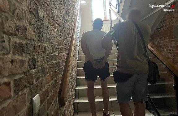 policjanci prowadzą zatrzymanego
