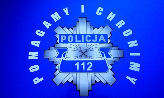 logo Pomagamy i chronimy na drzwiach radiowozu policyjnego