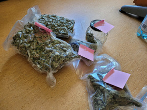 na zdjęciu zabezpieczona marihuana w workach próżniowych i słoiku