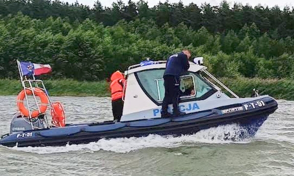 funkcjonariusze na łodzi policyjnej na zbiorniku wodnym