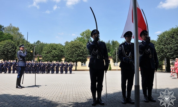 policjanci w trakcie uroczystości na placu