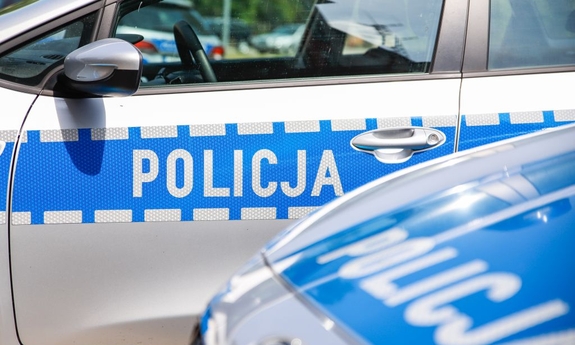 napis policja na drzwiach radiowozu policyjnego