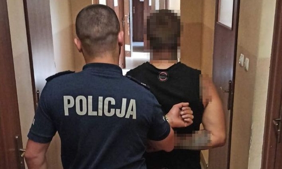 policjant z zatrzymanym