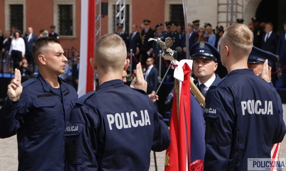 policjanci podczas uroczystości ślubowania