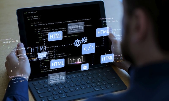mężczyzna przy laptopie