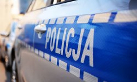 napis policja na drzwiach radiowozu policyjnego