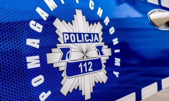logo Pomagamy i chronimy na drzwiach radiowozu policyjnego