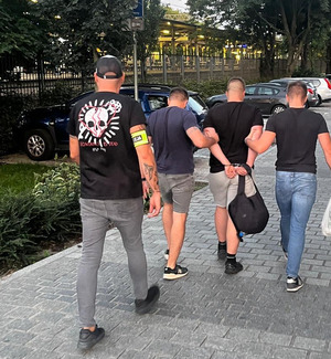Zatrzymany prowadzony przez policjantów