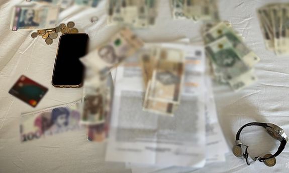 odzyskane pieniądze i mienie leży na stole