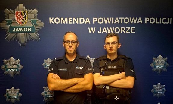 dwaj policjanci na tle baneru KPP w Jaworze