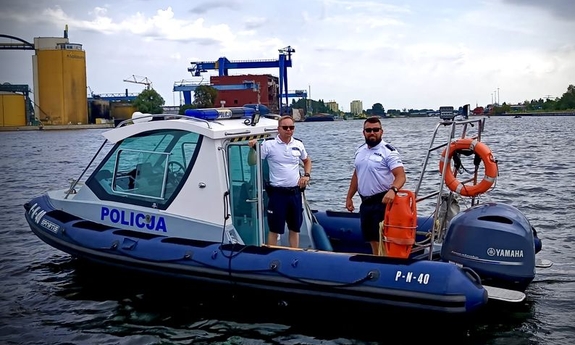 dwaj policjanci na łodzi