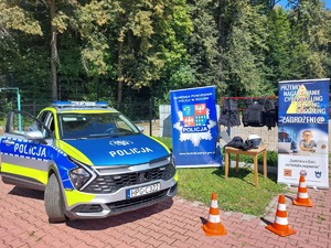 Radiowóz i stanowisko profilaktyczne.