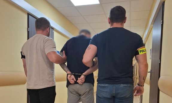 Zatrzymany mężczyzna prowadzony przez policjantów z Wydziału Kryminalnego