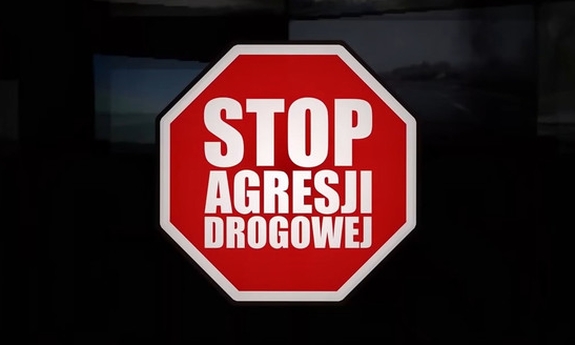 grafika przedstawia znak ostrzegawczy z napisem Stop agresji drogowej!