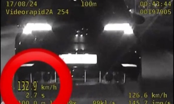 stopklatka z nagrania wideorejestratora przedstawia samochód przekraczający prędkość