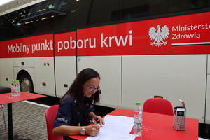 policjantka podczas rejestracji do oddawania krwi