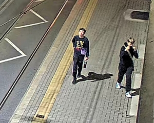 zarejestrowany przez kamerę monitoringu miejskiego wizerunek dwóch poszukiwanych mężczyzn za zniszczenie elewacji budynku