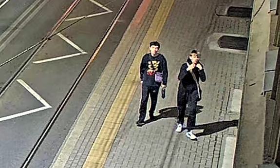 zarejestrowany przez kamerę monitoringu miejskiego wizerunek dwóch poszukiwanych mężczyzn za zniszczenie elewacji budynku