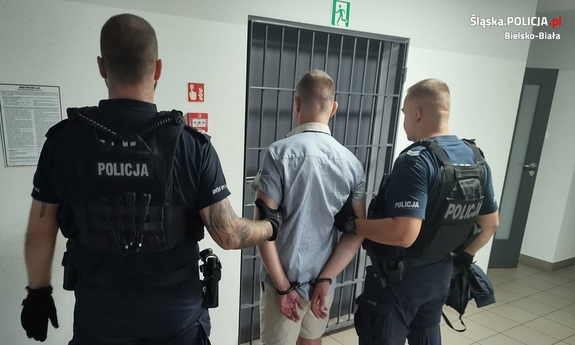 dwaj funkcjonariusze z zatrzymanym w kajdankach