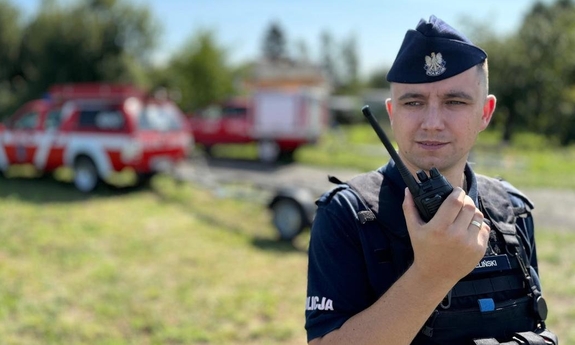 policjant z mikrofalówką w dłoni podczas szkolenia