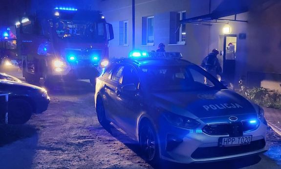 radiowóz i wóz strażacki przed blokiem