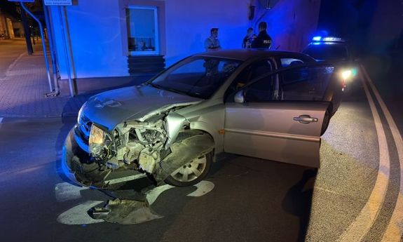 samochód z uszkodzonym przodem stoi w nocy na ulicy