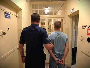 policjant z zatrzymanym
