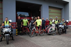 zdjęcie grupowe z policyjnymi motocyklistami
