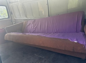 na zdjęciu sofa w pojeździe