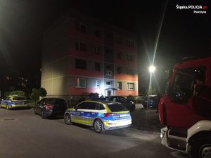 zaparkowany radiowóz pod blokiem mieszkalnym