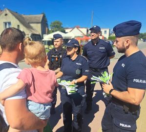 Policjanci rozdają opaski &quot;niezgubki&quot;.