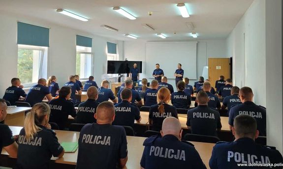 Policjanci siedzą w ławkach