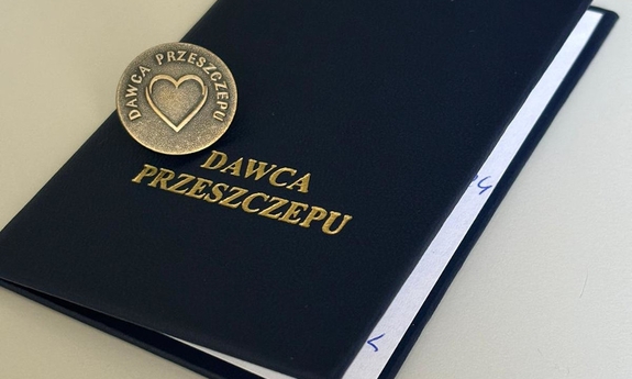 na zdjęciu legitymacja dawcy szpiku