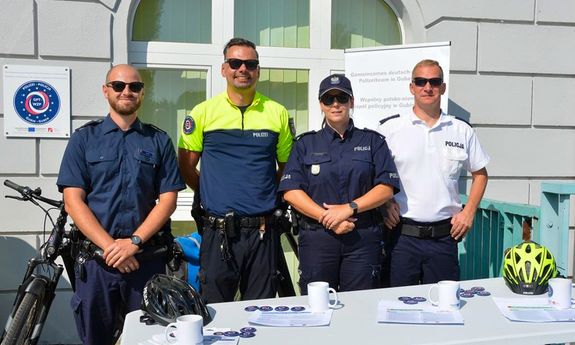 POLICJANCI Z POLSKI I NIEMIEC POZUJĄ DO ZDJĘCIA