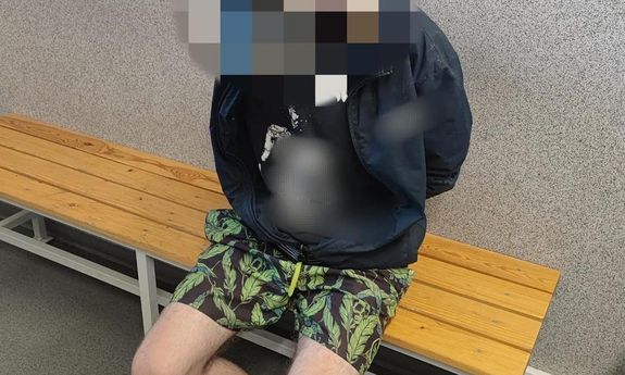 ZATRZYMANY SIEDZI NA ŁAWCE