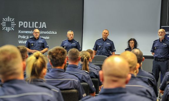 plecy policjantów, z przodu widać kierownictwo